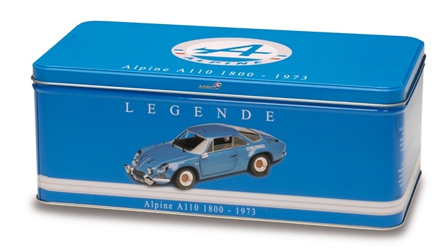 CAJA METALICA La caja metálica impresa a todo color, muestra una alegoría del modelo en los laterales de la caja y el anagrama de la marca Alpine en la tapa.