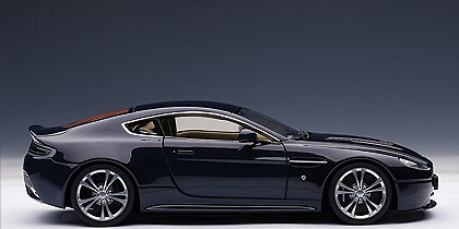 Aston Martin V12 Vantage (2010) Autoart 1/18 Azul Noche 