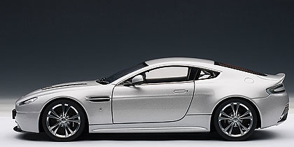 Aston Martin V12 Vantage (2010) Autoart 1/18 Gris Plata 