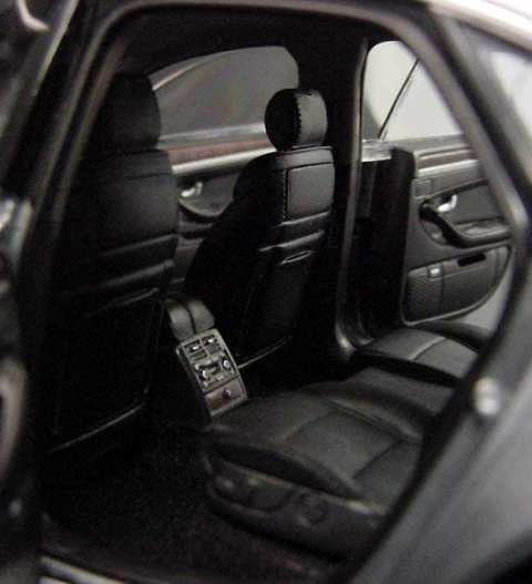 Audi A8 W12 (2003) Kyosho 092112 1/18 