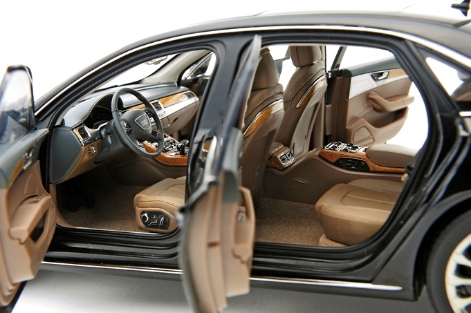 Audi A8 W12 (2010) Kyosho 09231GR 1/18 