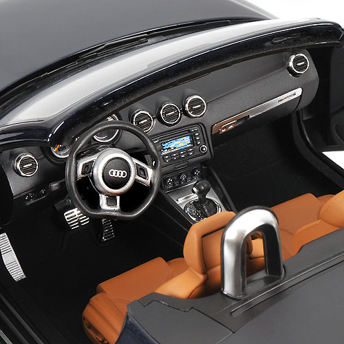 Audi TT Cabrio (2006) Minichamps 100015031 1/18 