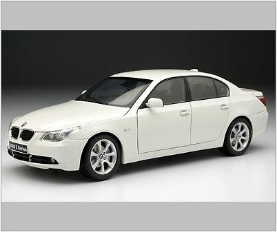 BMW 545i -E60- (2004) Kyosho 08591 1/18 