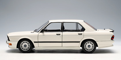 BMW M 535i (1985) Autoart 1/18 