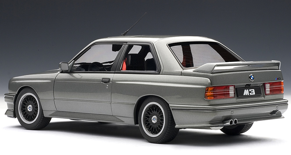 Autoart 70567 BMW E30 M3 Evolution Cecotto (1986) Autoart 70566 1/18 Color Gris Metalizado