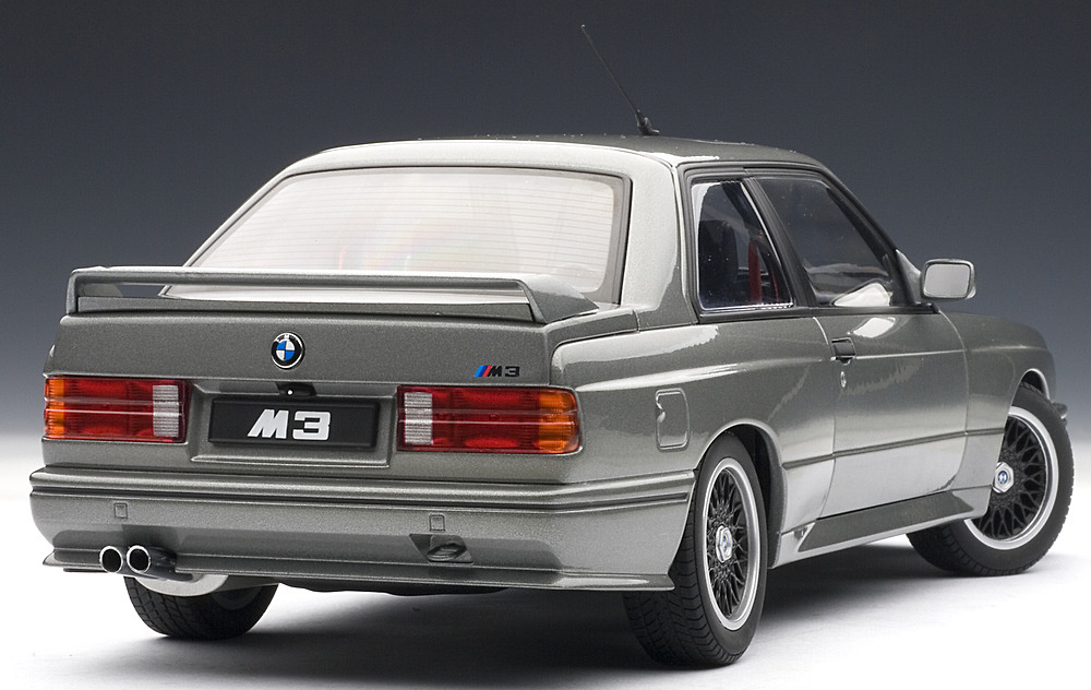 Autoart 70567 BMW E30 M3 Evolution Cecotto (1986) Autoart 70566 1/18 Color Gris Metalizado