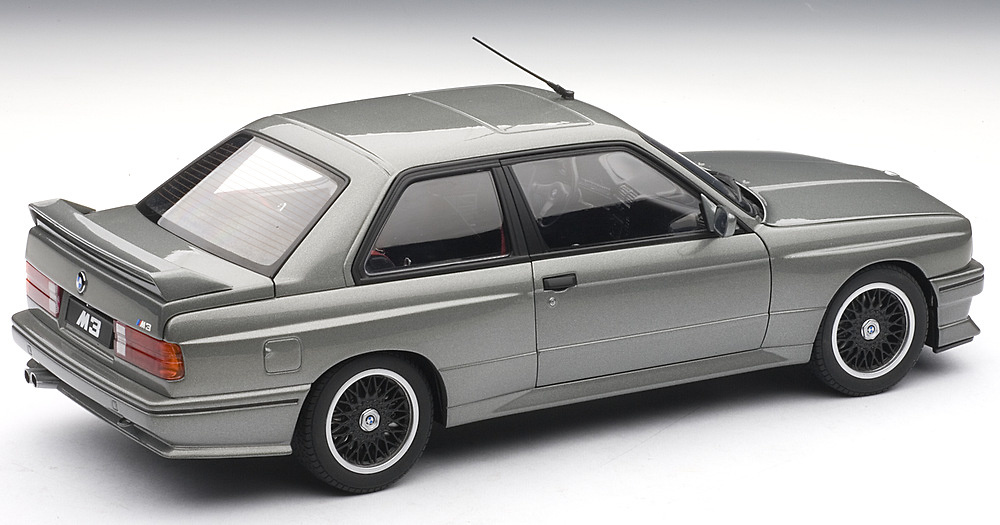 Autoart 70567 BMW E30 M3 Evolution Cecotto (1986) Autoart 70566 1/18 Color Gris Metalizado