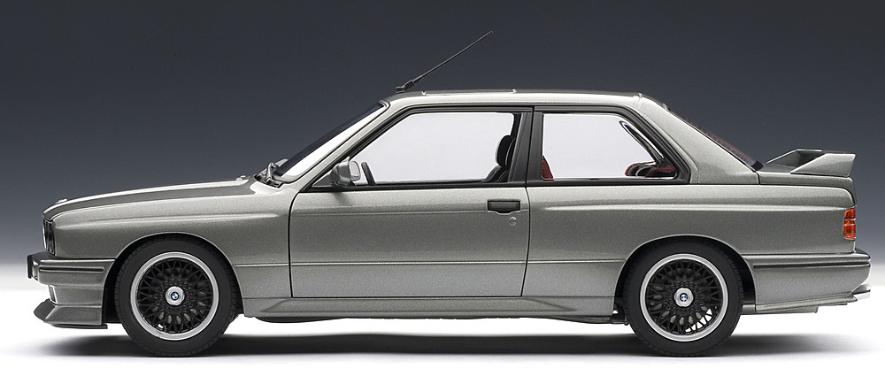 Autoart 70567 BMW E30 M3 Evolution Cecotto (1986) Autoart 70566 1/18 Color Gris Metalizado