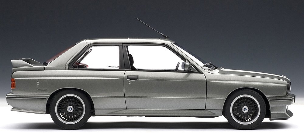 Autoart 70567 BMW E30 M3 Evolution Cecotto (1986) Autoart 70566 1/18 Color Gris Metalizado