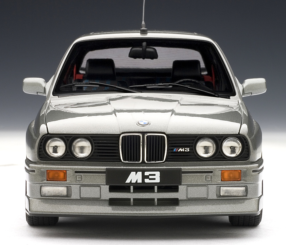 Autoart 70567 BMW E30 M3 Evolution Cecotto (1986) Autoart 70566 1/18 Color Gris Metalizado