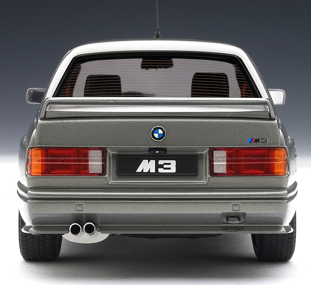 Autoart 70567 BMW E30 M3 Evolution Cecotto (1986) Autoart 70566 1/18 Color Gris Metalizado