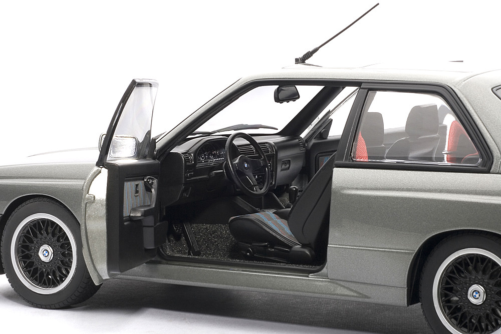 Autoart 70567 BMW E30 M3 Evolution Cecotto (1986) Autoart 70566 1/18 Color Gris Metalizado