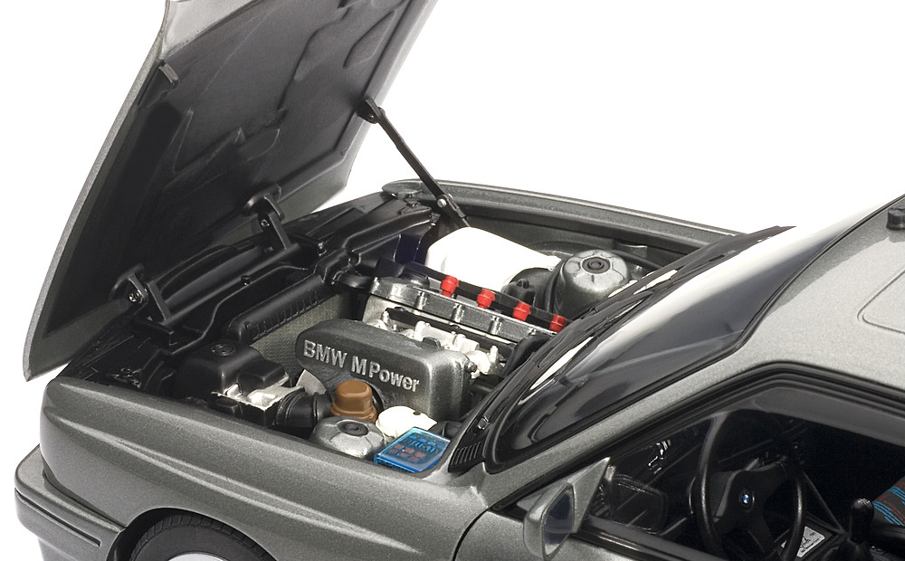 Autoart 70567 BMW E30 M3 Evolution Cecotto (1986) Autoart 70566 1/18 Color Gris Metalizado