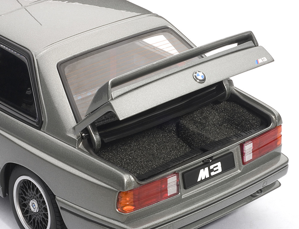 Autoart 70567 BMW E30 M3 Evolution Cecotto (1986) Autoart 70566 1/18 Color Gris Metalizado