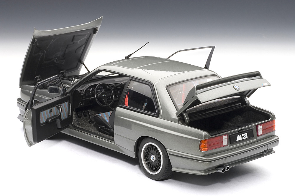 Autoart 70567 BMW E30 M3 Evolution Cecotto (1986) Autoart 70566 1/18 Color Gris Metalizado
