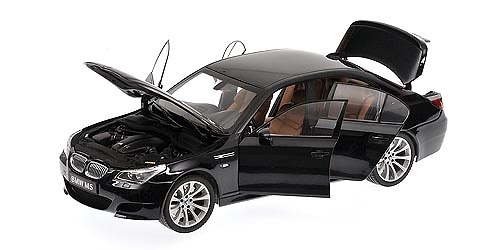 BMW M5 -E60- (2004) Kyosho 08593BK 1/18 