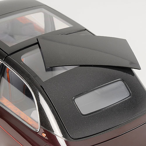 Bentley State Limousine (2002) Reina Isabel II Minichamps 100139700 1/18 