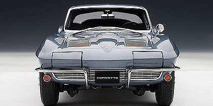 Autoart 71182 Chevrolet Corvette Coupé (1963) Autoart 1/18 color azul metalizado.