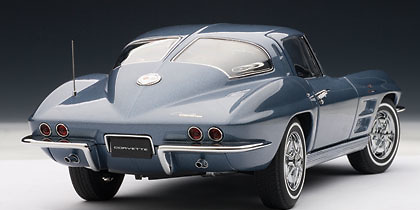 Autoart 71182 Chevrolet Corvette Coupé (1963) Autoart 1/18 color azul metalizado.