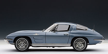 Autoart 71182 Chevrolet Corvette Coupé (1963) Autoart 1/18 color azul metalizado.