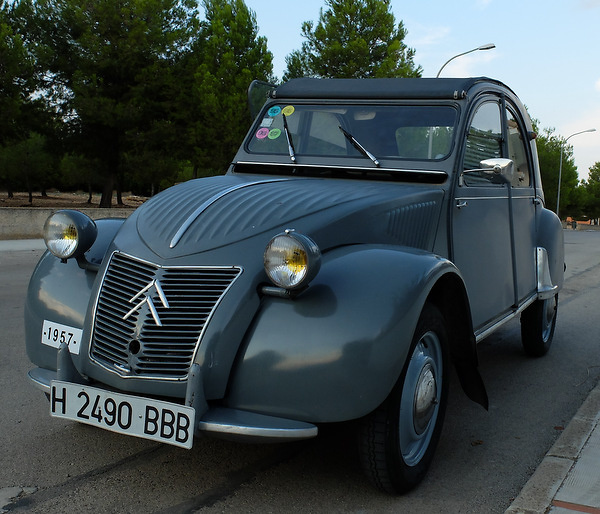 Citroen 2CV AZ 1957 Vista 3/4 delantera del modelo. La ficha técnica incluye la exención especial para circular con las luces amarillo-auto originales.