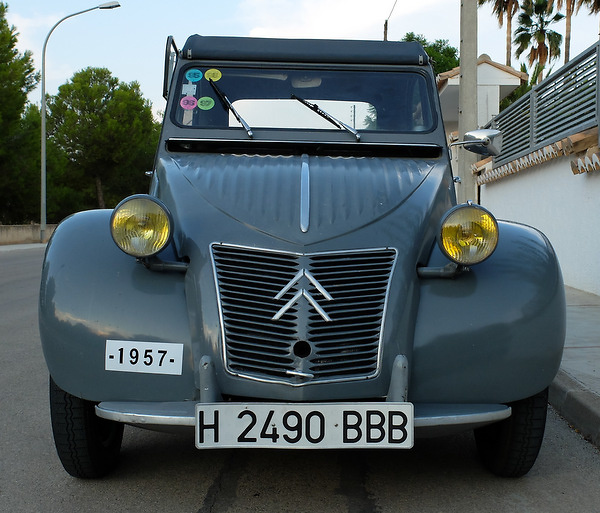 Citroen 2CV AZ 1957 Frontal totalmente original incluyendo los chevrones que equipaba el modelo en 1957.