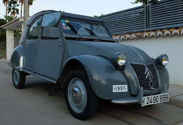 Citroen 2CV AZ 1957 Modelo matriculado como vehículo histórico. Pasa ITV cada 5 años y dispone de exenciones especiales para circular.