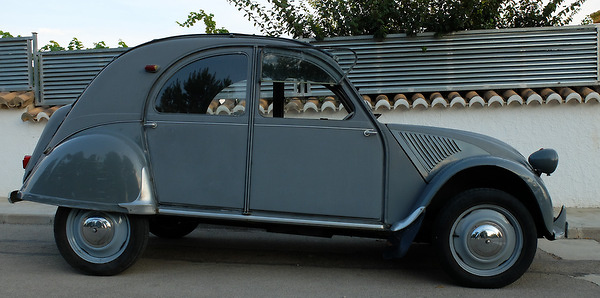 Citroen 2CV AZ 1957 Vista lateral: incluye protectores de aletas de aluminio pulido de 1957.