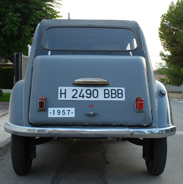 Citroen 2CV AZ El parachoques original se sustituyó por uno más robusto y cromado que se fabricaba especialmente para el 2CV en los años '50.