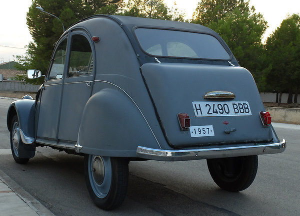 Citroen 2CV AZ Uno de los pilotos incluye luz de freno (era un extra en su época). Dispone de una exención especial en su ficha técnica para poder circular con una luz de freno.