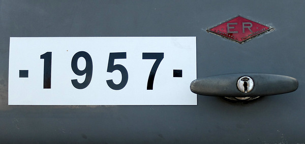 Citroen 2CV AZ La tapa del maletero conserva el anagrama esmaltado del fabricante del accesorio E.R. y equipa cierre con llave. El cartel indicador del año del modelo 
