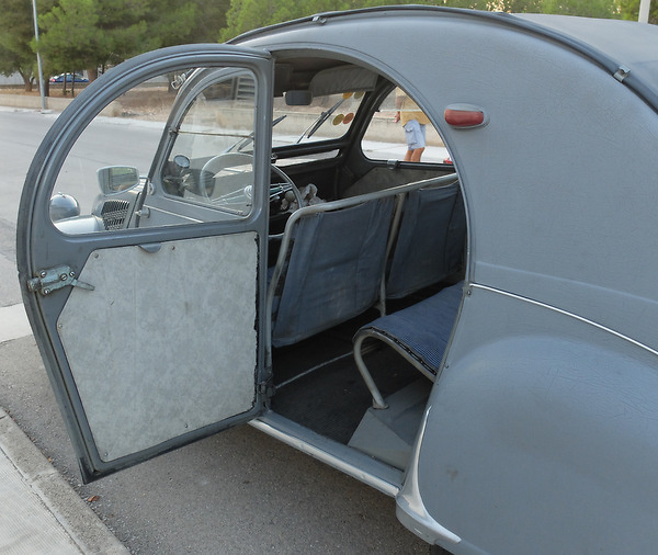 Citroen 2CV AZ Los paneles de las 4 puertas y la tapicerías son originales de 1957