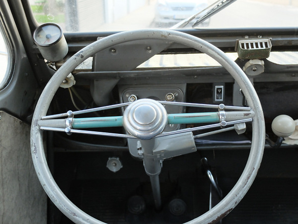 Citroen 2CV AZ El volante es original e incluye un embellecedor de la época que puede ser desmontado aflojando unas abrazaderas. El cenicero desmontable tambien es un accesorio original. Se equipó en los años '80 de un interruptor de luces de emergencia de 6v. El modelo conserva la instalación eléctrica de 6 v. en excelente estado.