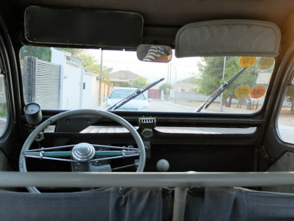 Citroen 2CV AZ El Parasol izquierdo (conductor) es el original. El derecho (acompañanate) fué añadido con posterioridad a 1959. La estructura metálica de los asientos es la original.