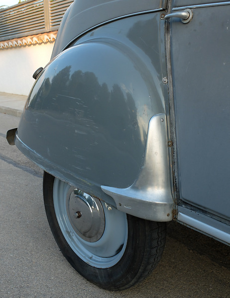 Citroen 2CV AZ El modelo conserva la pintura original a excepción de una aleta lateral trasera y las dos aletas delanteras. Los embellecedores de las ruedas también eran accesorios en 1957. El protector de aluminio pulido era equipado por muchos propietarios del citroen 2CV.