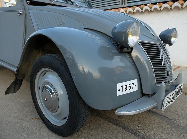 Citroen 2CV AZ El capó motor tenía unas aletas de refrigeración en los laterales.