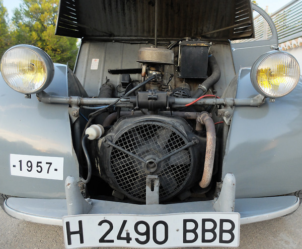 Citroen 2CV AZ Vista frontal del motor con la bobina de encendido en primer plano. Ventilador original de palas metálicas.