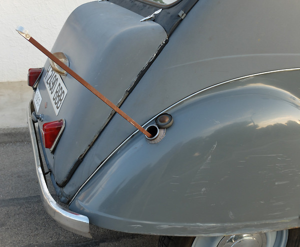 Citroen 2CV AZ El modelo conserva la varilla medidora del nivel de combustible que queda oculta una vez colocada la tapa de cierre.