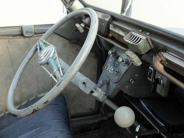 Citroen 2CV AZ Vista del interior del modelo en el que puede apreciarse que el modelo no ha sido restaurado nunca.