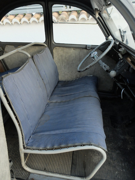 Citroen 2CV AZ Vista del asiento delantero.