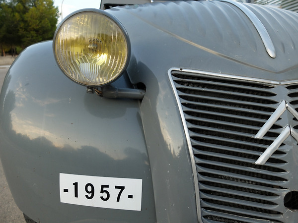 Citroen 2CV AZ Espectacular frontal del modelo. El cartel de 1957 es magnético y puede ser retirado a voluntad.