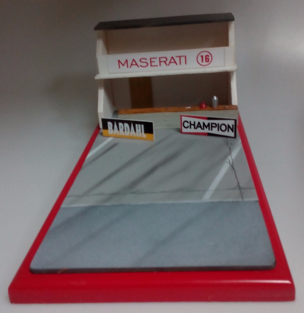 Diorama Boxes años 60 y 70 Maserati Microworld 109 1:43 