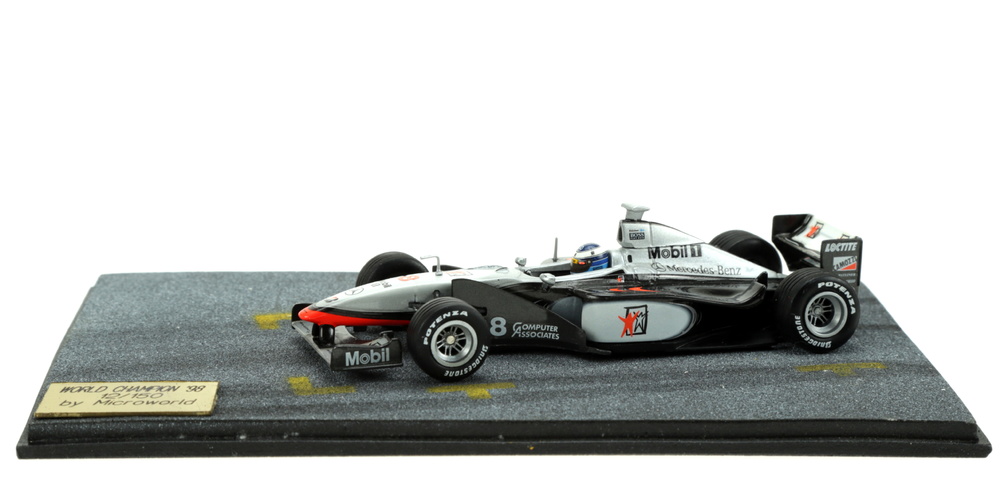 Diorama con 8 figuras McLaren MP4-13 nº 8 Mika Hakkinen (1998) MicroWorld BE08 1/43 