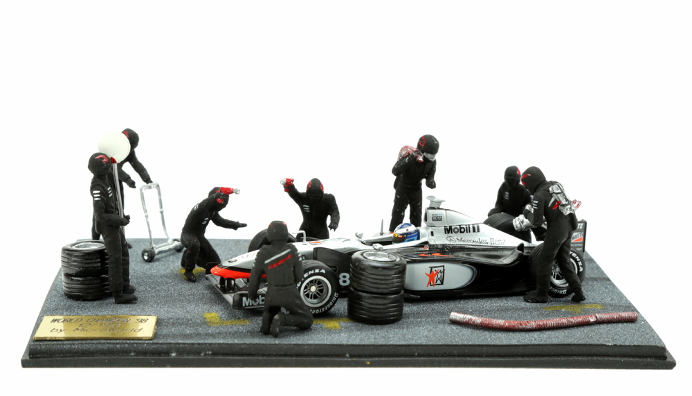 Diorama con 8 figuras McLaren MP4-13 nº 8 Mika Hakkinen (1998) MicroWorld BE08 1/43 