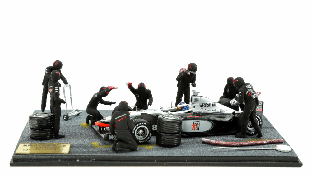 Diorama con 8 figuras McLaren MP4-13 nº 8 Mika Hakkinen (1998) MicroWorld BE08 1/43 