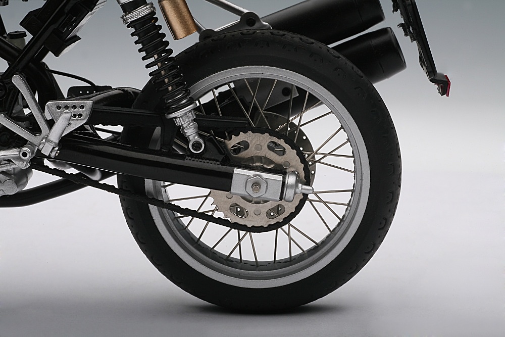 Ducati Sport 1000 (2006) Autoart 12552 1/12 