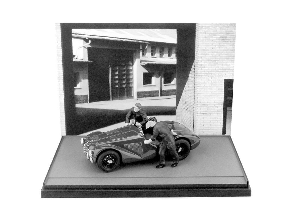 Ferrari 125 (1947) diorama con 2 mecánicos Brumm AS50 1/43 Diorama Decorado en B y N 