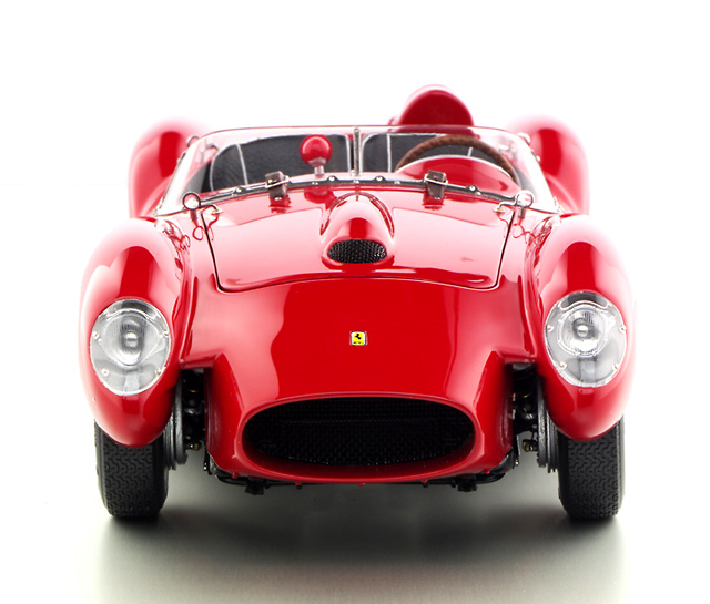 Ferrari 250 Testa Rossa (1958) CMC M071 1/18 