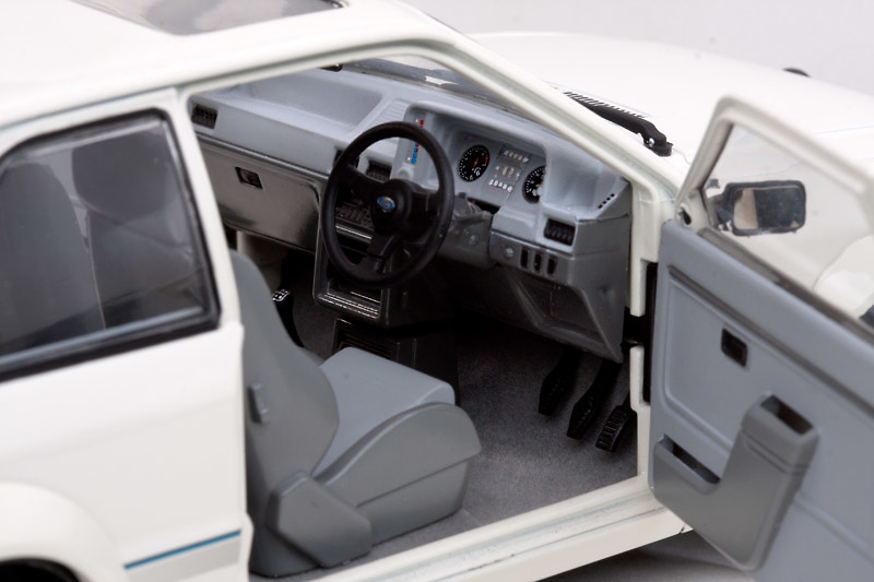 Ford Escort RS TURBO (1984) Sun Star 4961R 1/18 
