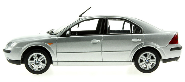 Ford Mondeo serie III (2001) Minichamps 1/43 Gris Metalizado 